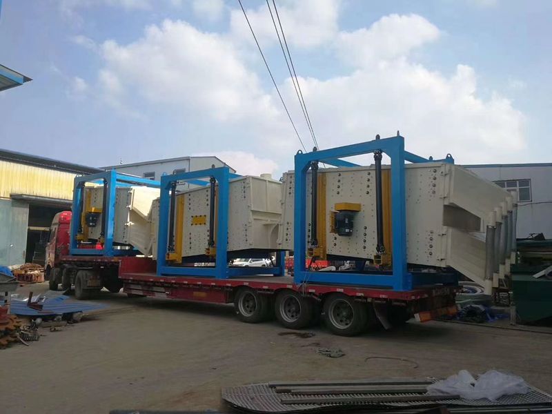 內蒙客戶3臺方形搖擺篩裝車發(fā)貨現場