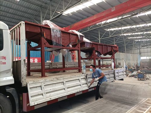 1030/1035直線振動(dòng)篩、電磁給料機(jī)、特氟龍旋振篩發(fā)貨