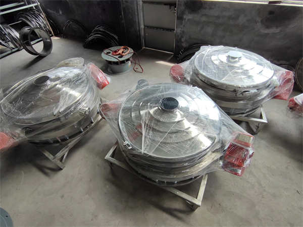 4臺1200不銹鋼直排篩發(fā)貨， 加裝超聲波系統(tǒng)，篩分精度高，產(chǎn)量大， 能耗低，全封閉，無粉塵，特制電機。