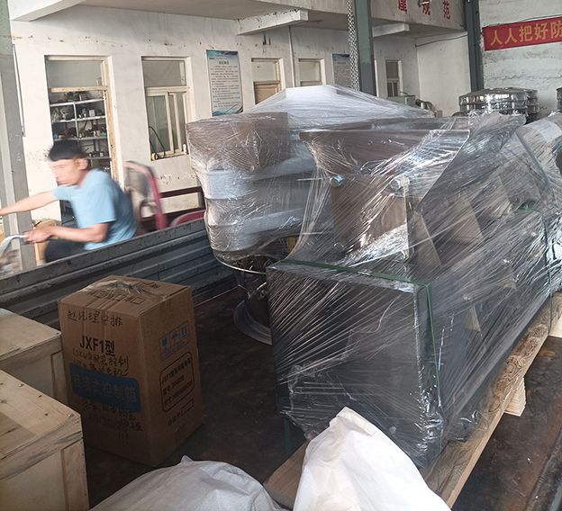 塑料旋振篩、電磁給料機(jī)發(fā)貨