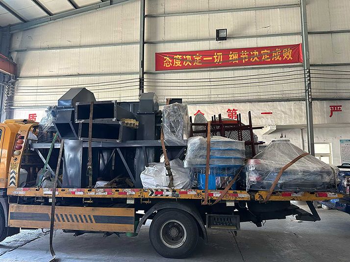 斗式提升機(jī)、振動(dòng)料斗、旋振篩整車發(fā)貨