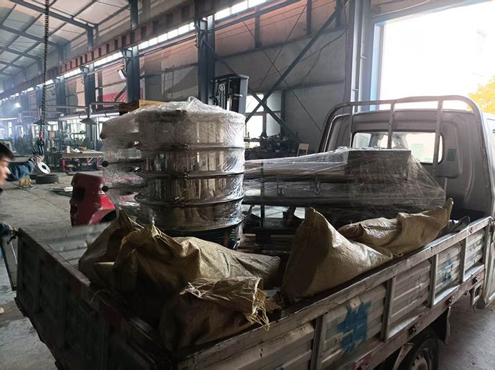 旋振篩、電磁給料機(jī)、硅膠軟連接發(fā)貨
