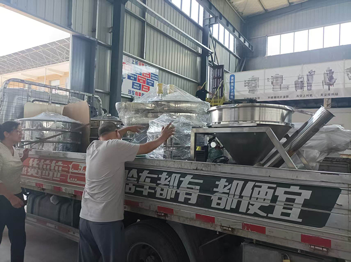 6月13日旋振篩、電磁給料機、螺旋輸送機發(fā)貨