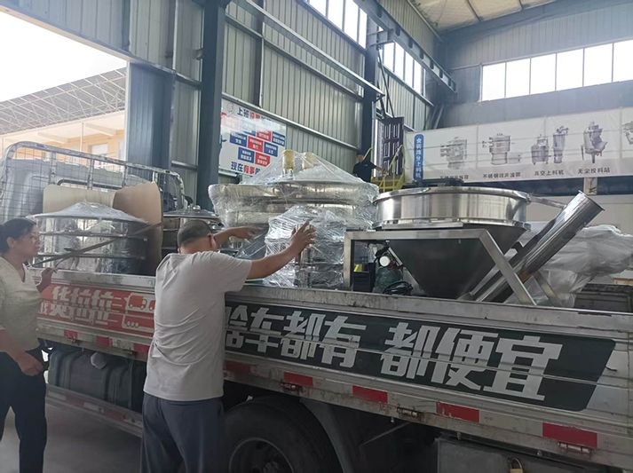 6月13日旋振篩、電磁給料機、螺旋輸送機發(fā)貨